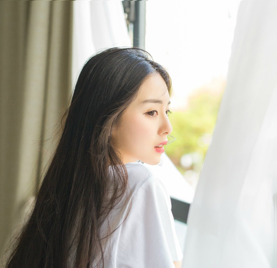 青春是场无尽旅途，欢声笑语，踯躅彷徨，走过的是岁月，路过的是迷茫。向前，是希望极光;回首，是悠长深巷，拿着车票继续风雨兼程，又何妨。